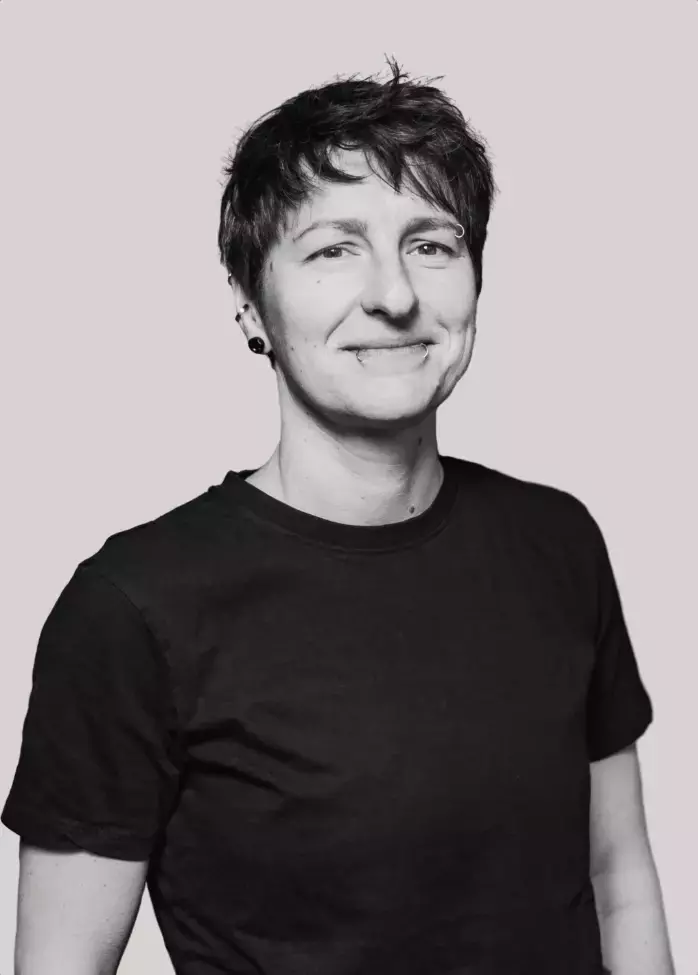 Kathrin Käppler in schwarzem T-Shirt.